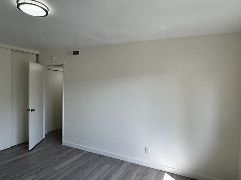 1155 Evans Dr — Photo 7
