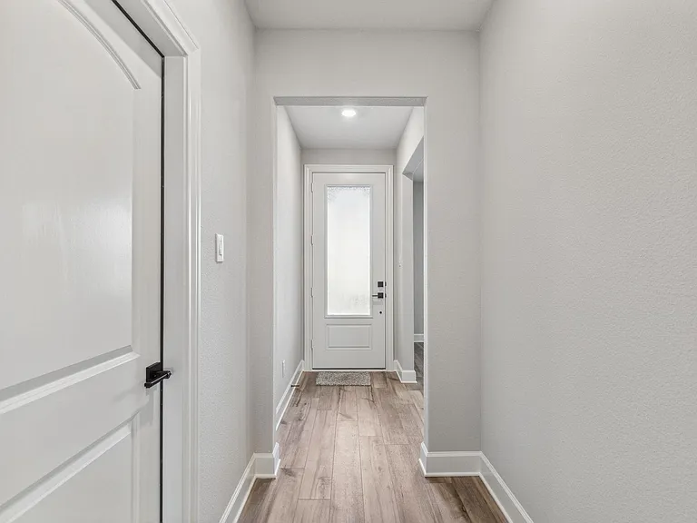 929 Emerson Dr — Photo 3