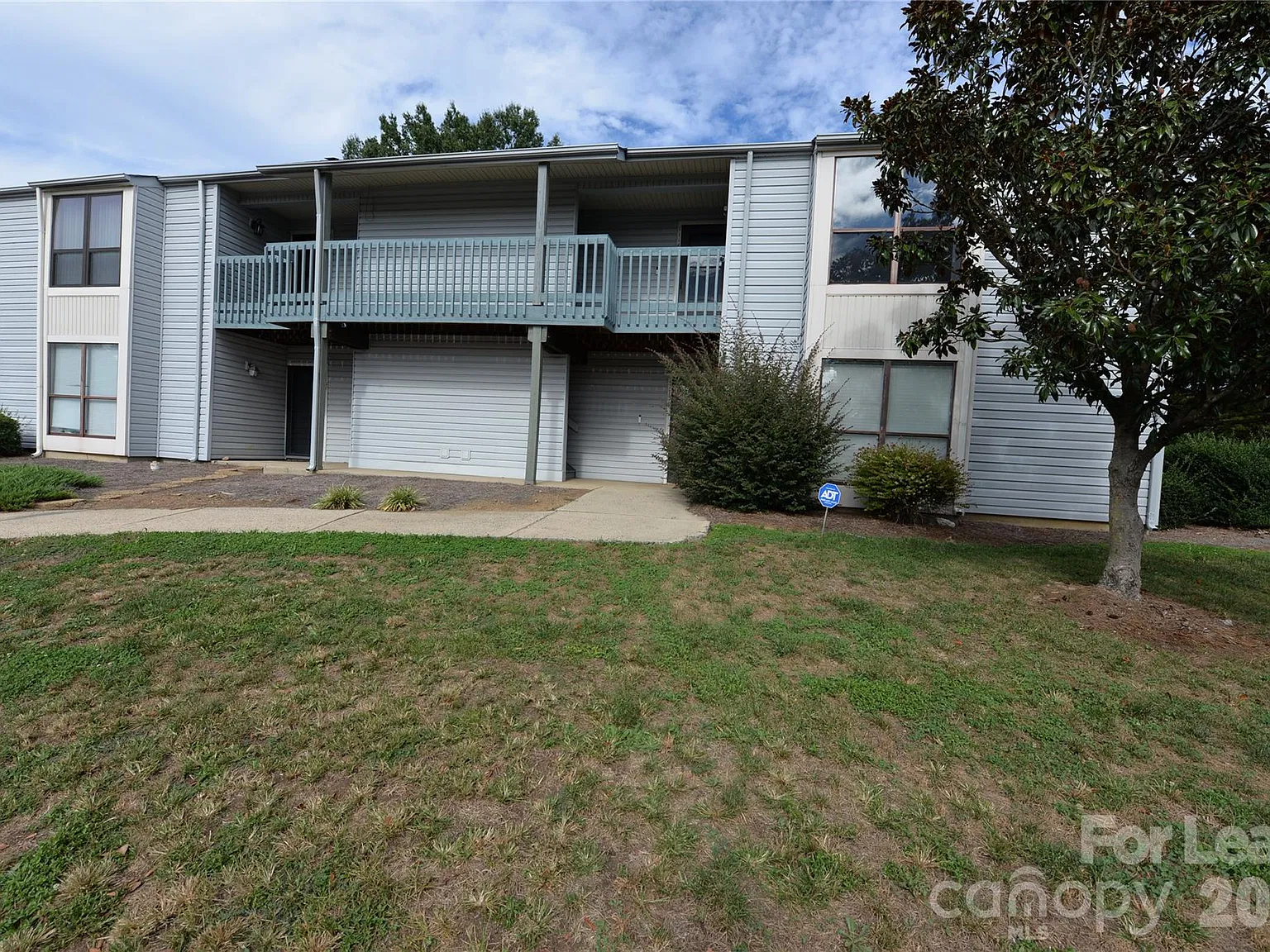 2 bed, 2.0 bath, 974 sqft, $1,350 — Photo 2