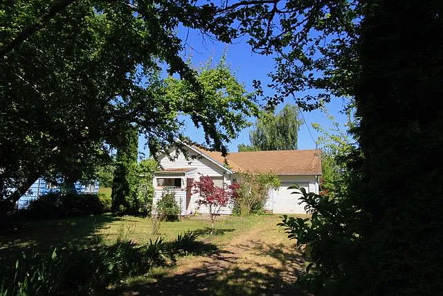 2445 SW Pickford St — Photo 2