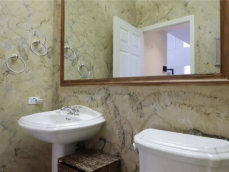 5901 Ashford Ln — Photo 22