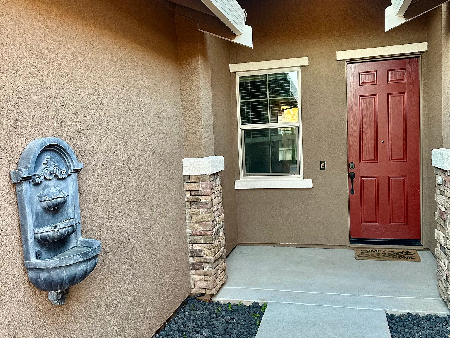3 bed, 1950 sqft, $1,895 — Photo 2