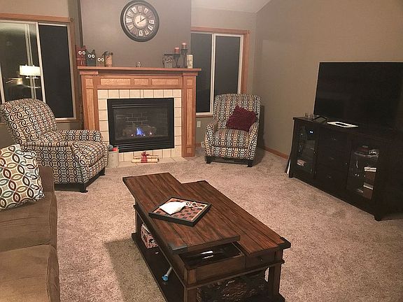 Living room & gas fireplace