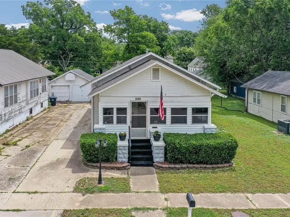 208 S 14th St, Independence, KS 67301