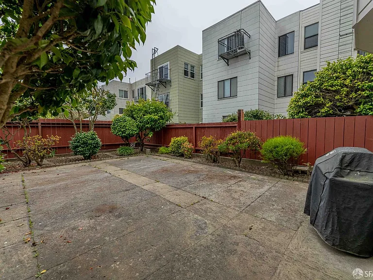 2124 Bay St — Photo 16