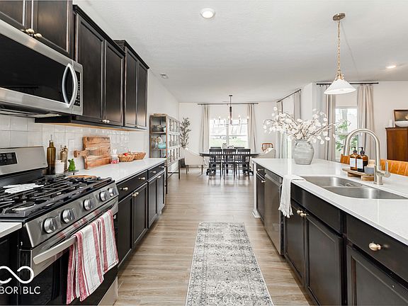 4th image of 561 Riviera Pl
