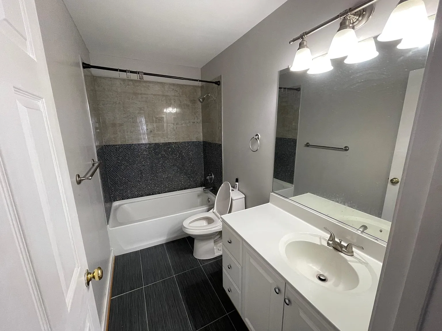 4 bed, 2.5 bath, 2209 sqft, $950 — Photo 4