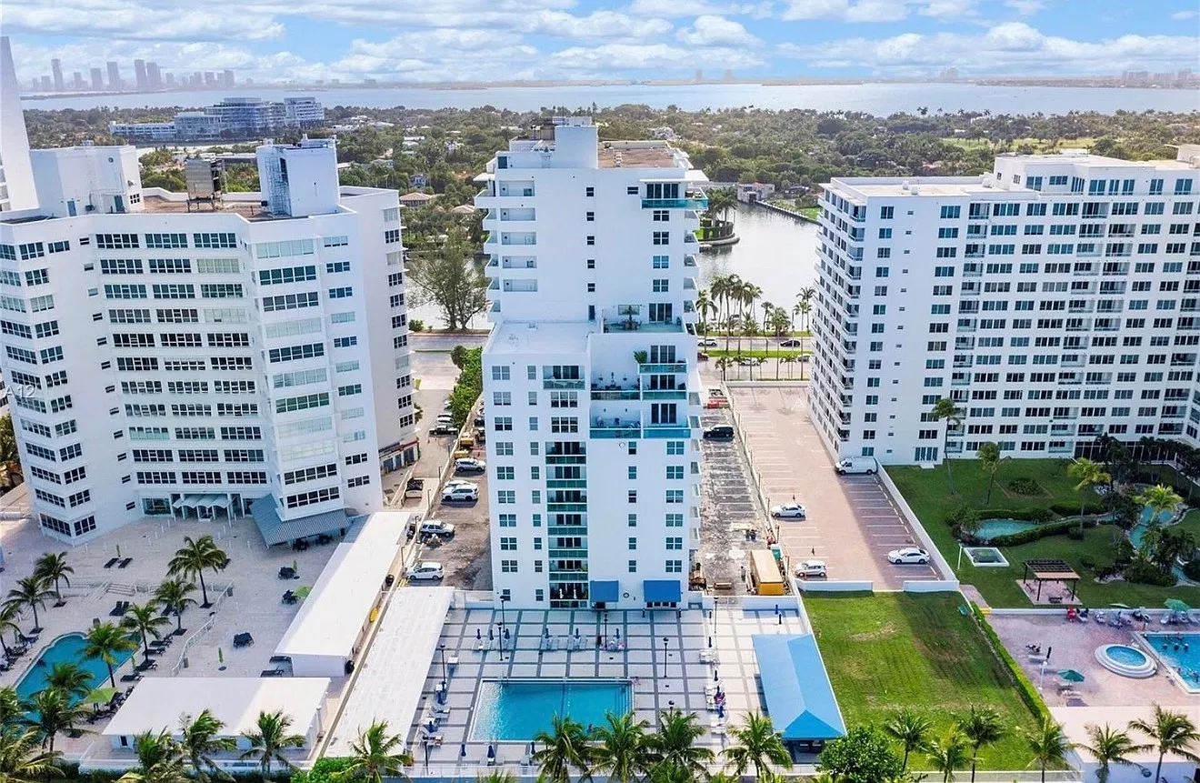 1 bed, 1.5 bath, 922 sqft, $3,000 — Photo 1
