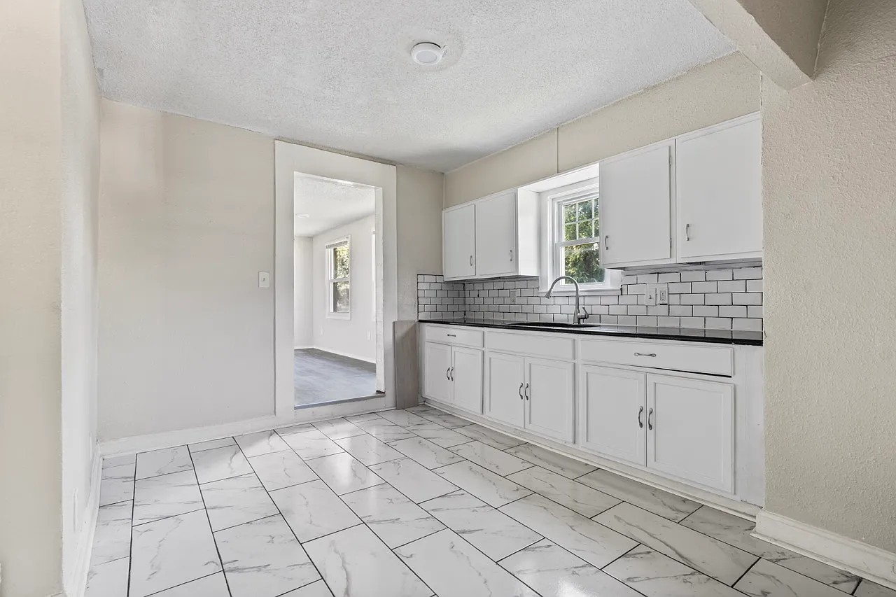 5 bed, 1800 sqft, $2,100 — Photo 2