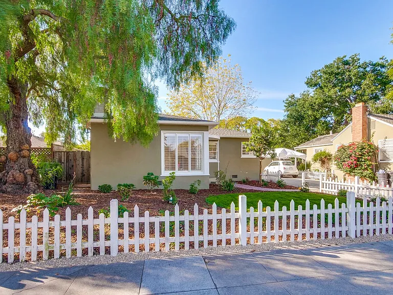2990 Cowper St — Photo 3