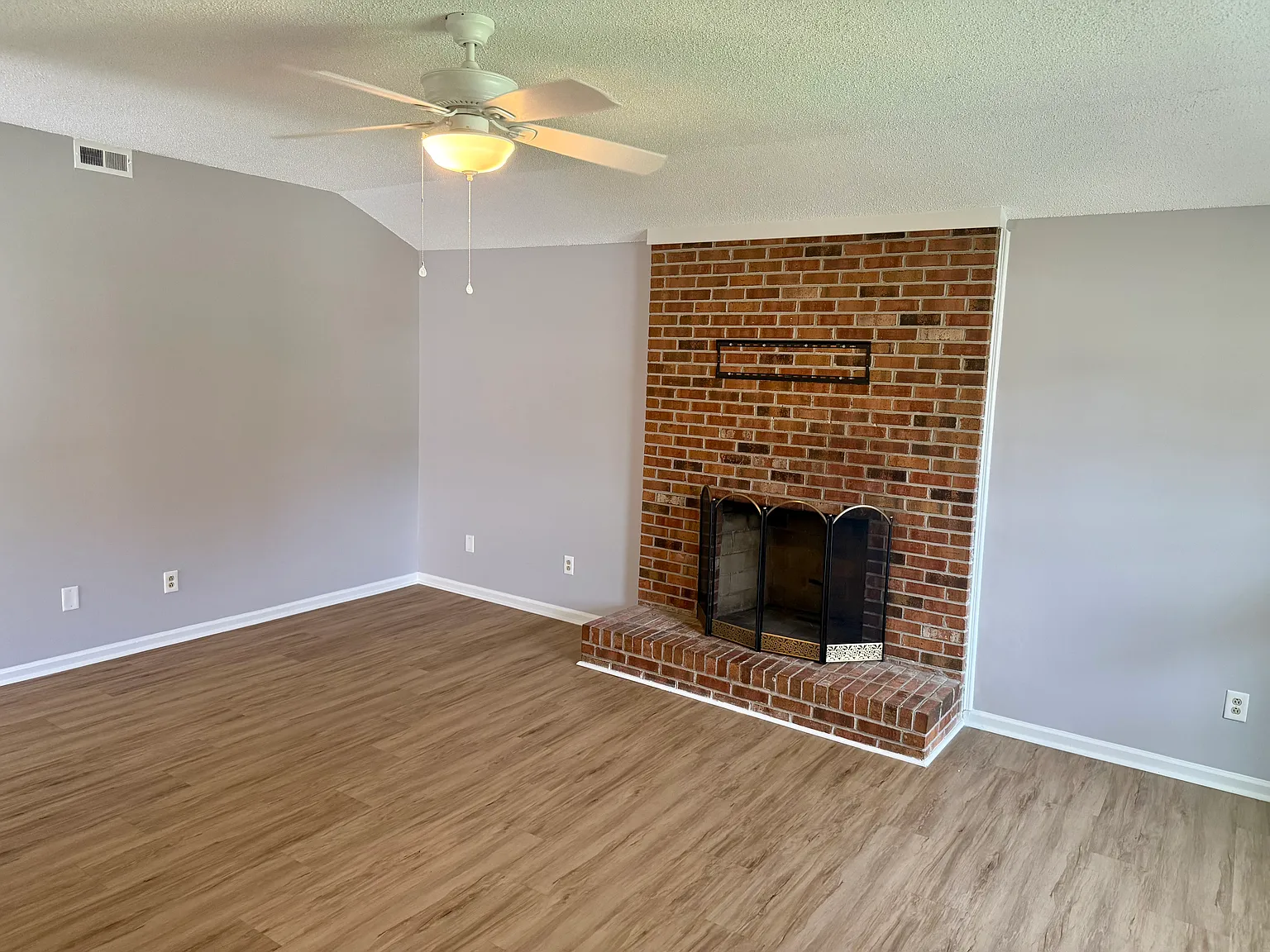 3 bed, 1189 sqft, $2,395 — Photo 3