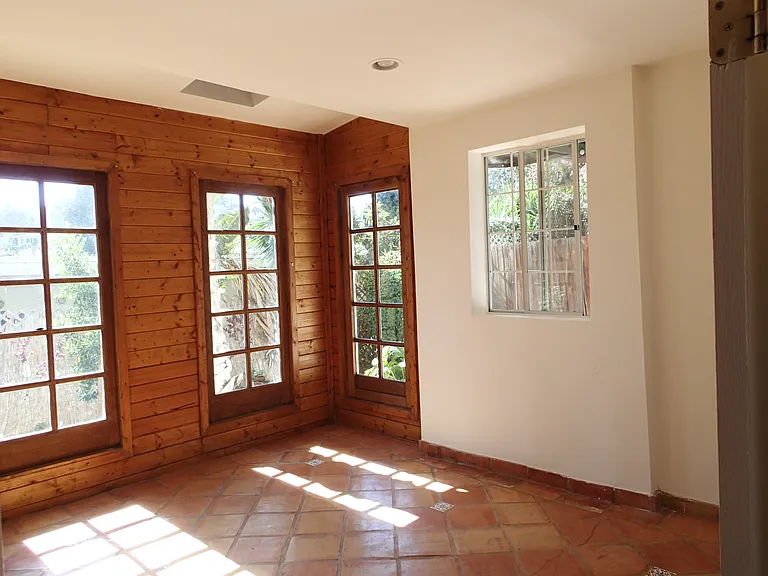 2047 Ivar Ave — Photo 4