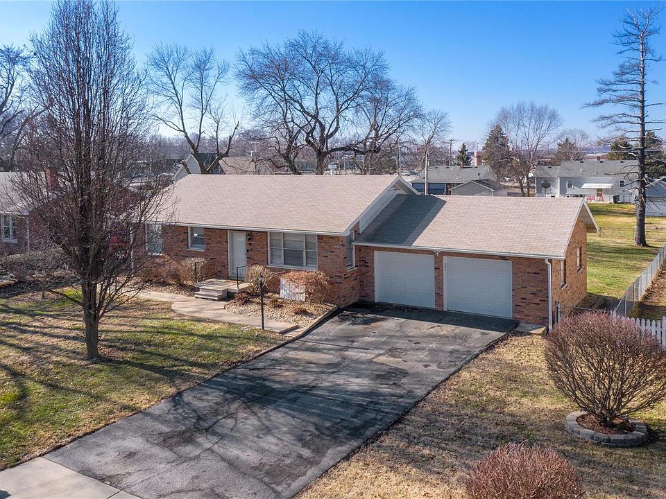 1st image of 6 Lexington Dr