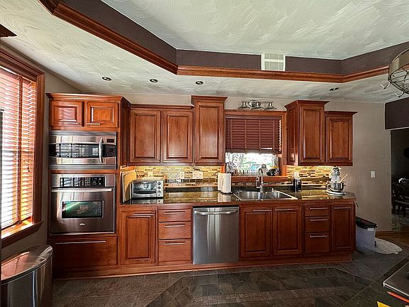 2nd image of 2079 Oakridge Dr