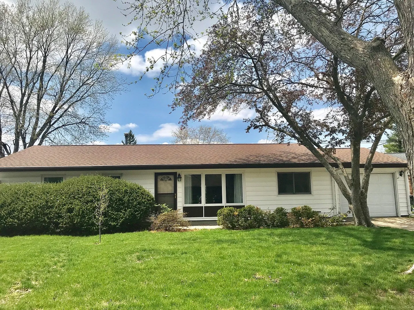 1105 Hollycrest Dr photo 1