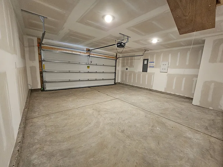 136 Ashworth Dr — Photo 14