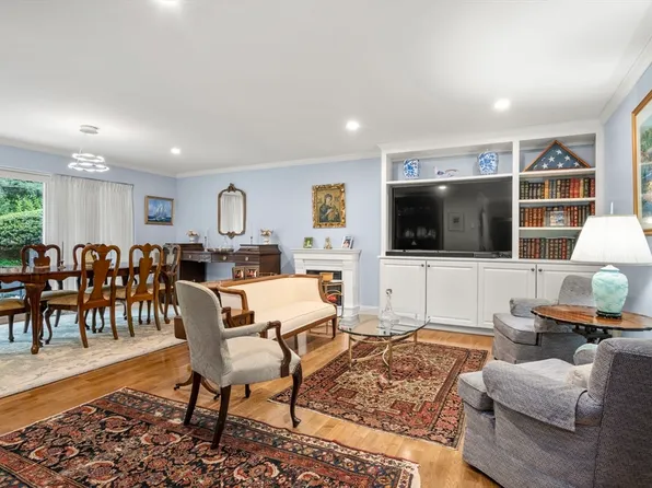 1208 Greendale Ave APT 208, Needham, MA 02492