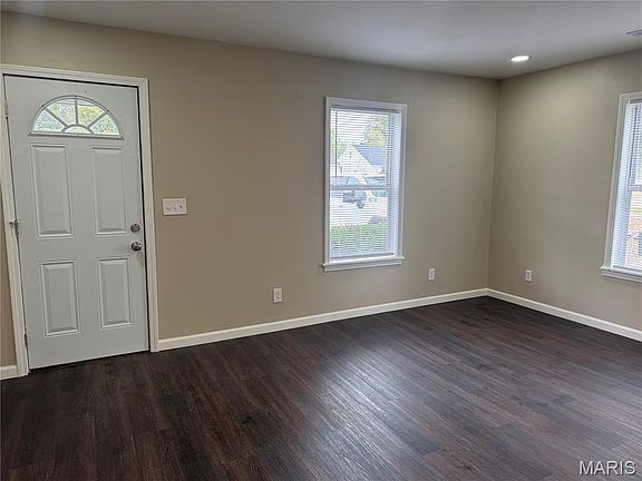 5th image of 309 Benton St