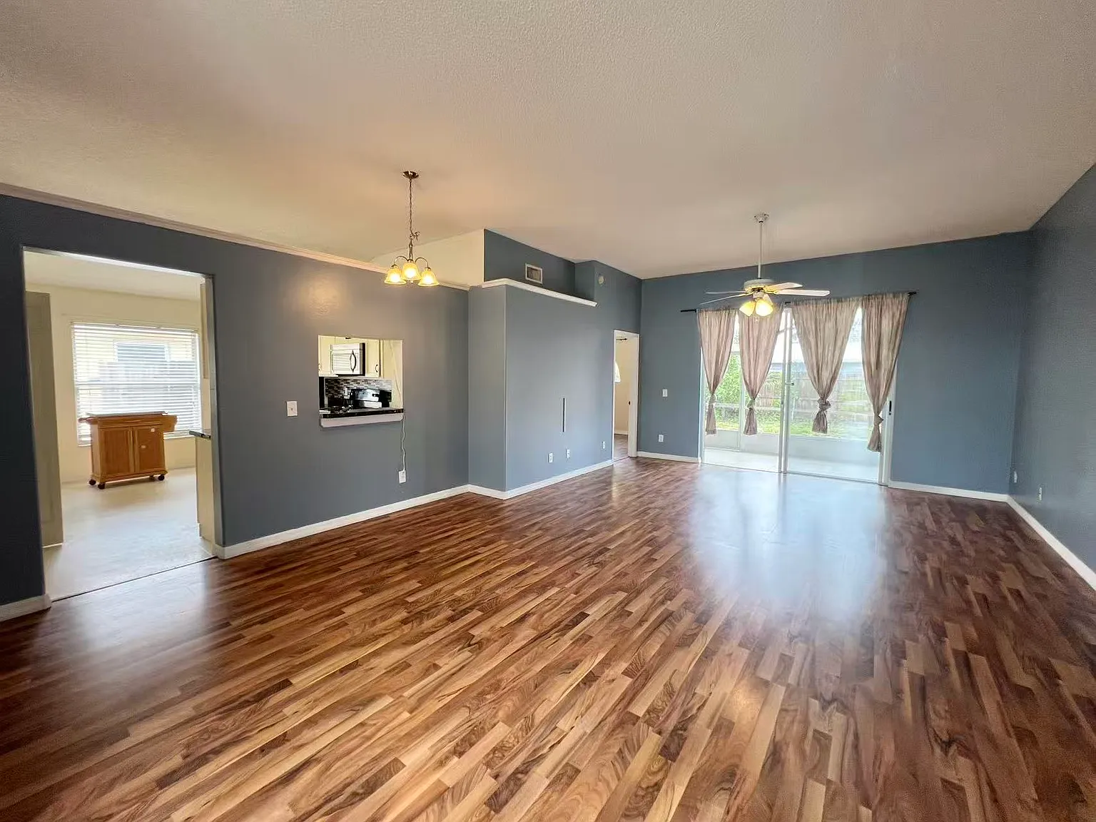 3 bed, 1376 sqft, $2,300 — Photo 2