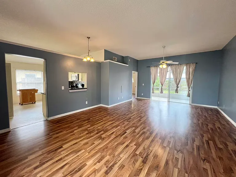 527 Valencia Place Cir — Photo 2