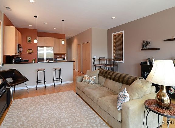 3rd image of 1039 N Hermitage Ave #2