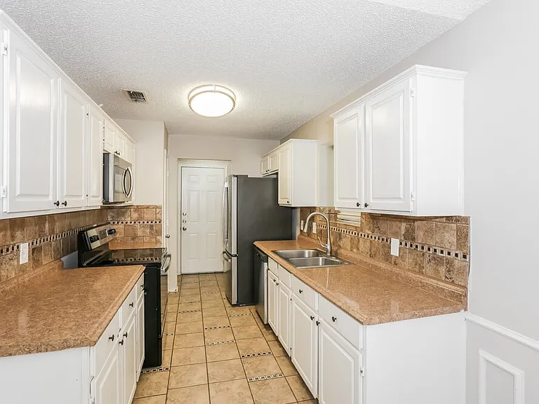 9004 Willoughby Ct — Photo 7