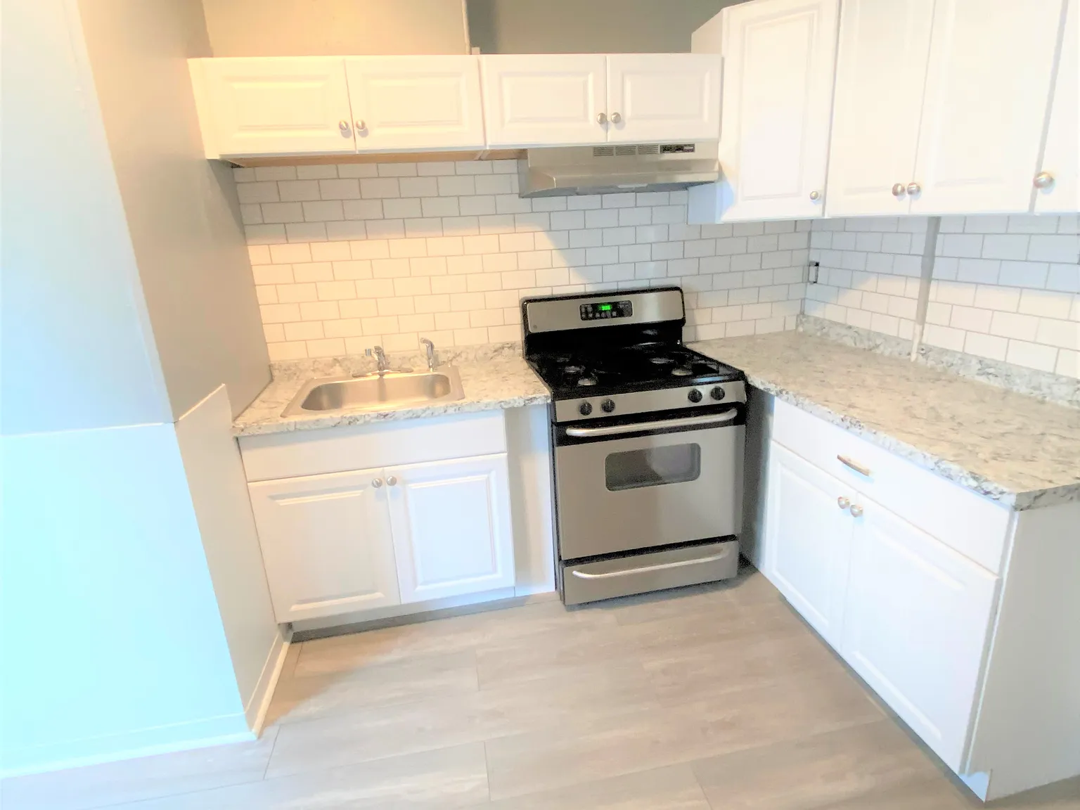 2 bed, 800 sqft, $2,300 — Photo 3