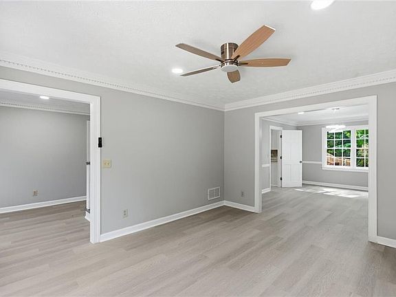 5th image of 24 Planters Dr SW