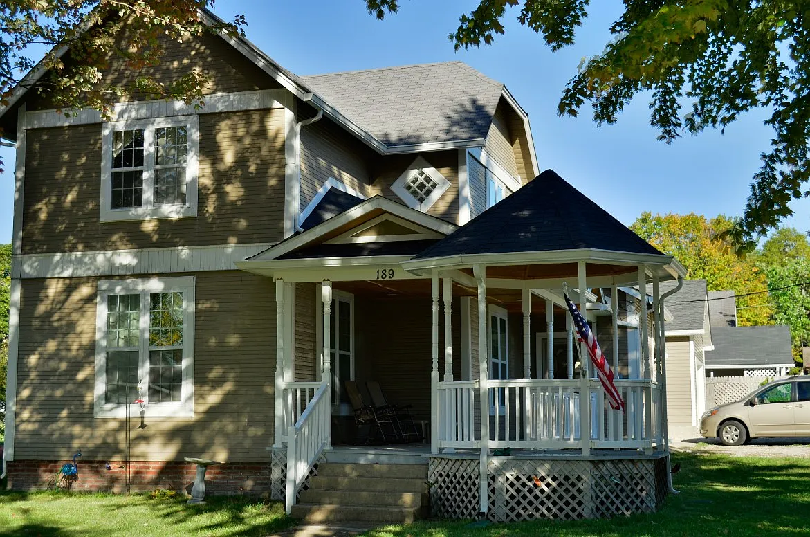 189 Middle St photo 1