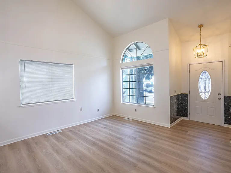 183 Creekside Cir — Photo 3