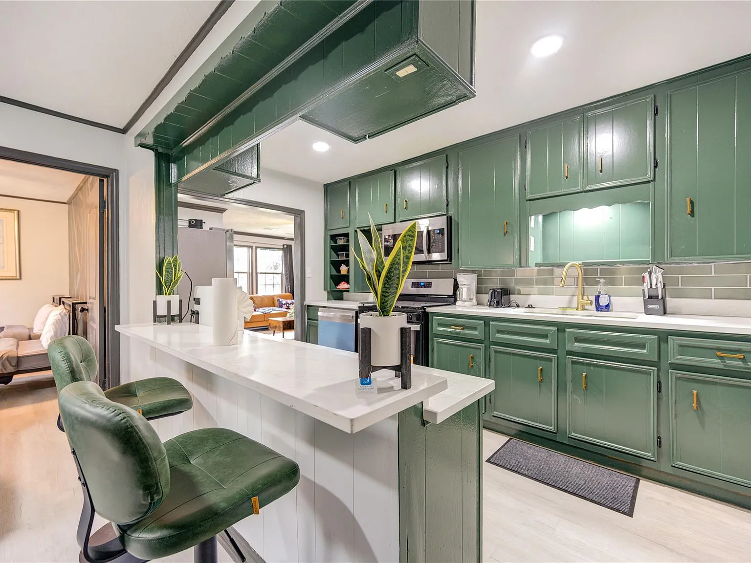 5 bed, 3.0 bath, 1918 sqft, $5,999 — Photo 4