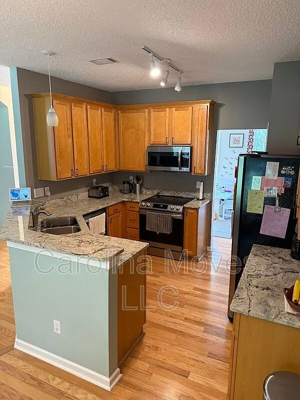 4 bed, 2.5 bath, 2256 sqft, $2,345 — Photo 2