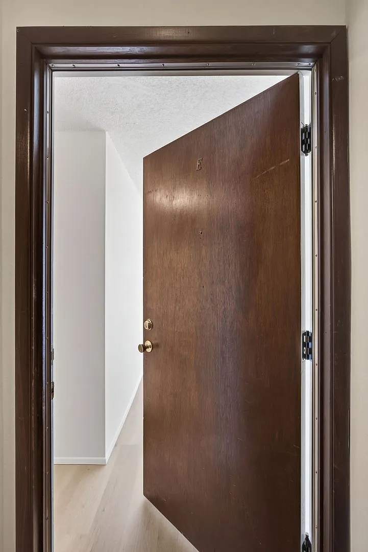 Charming 1-Bedroom Apartment in Highland Park Freshly Updated & Conveniently Located — Photo 2