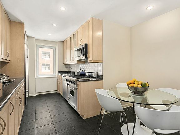 3rd image of 35 E 85th St #5FG