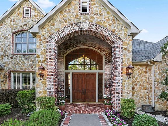 3rd image of 717 Stratford Ln
