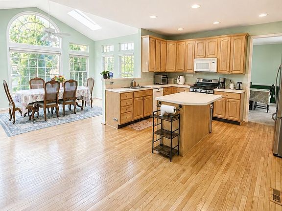 3rd image of 304 Blossom Cir