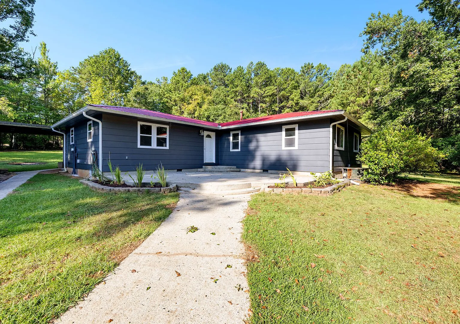 Remodeled 4BR Home on 1.5 Acres Near Downtown Senoia — Photo 2