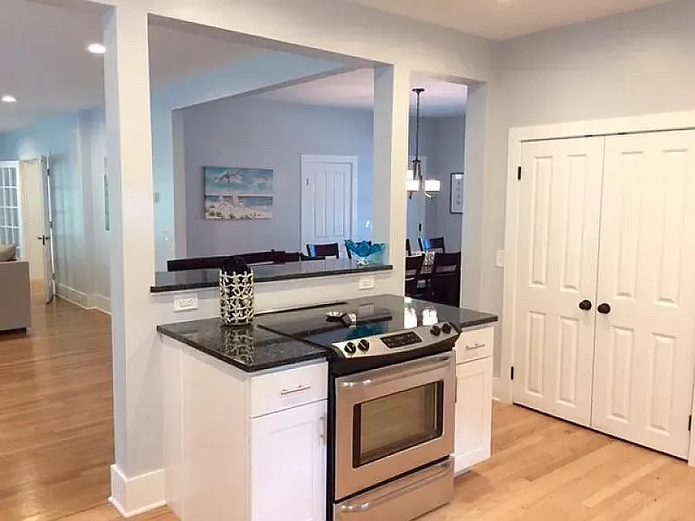 8 bed, 3.5 bath, 3000 sqft, $7,600 — Photo 4
