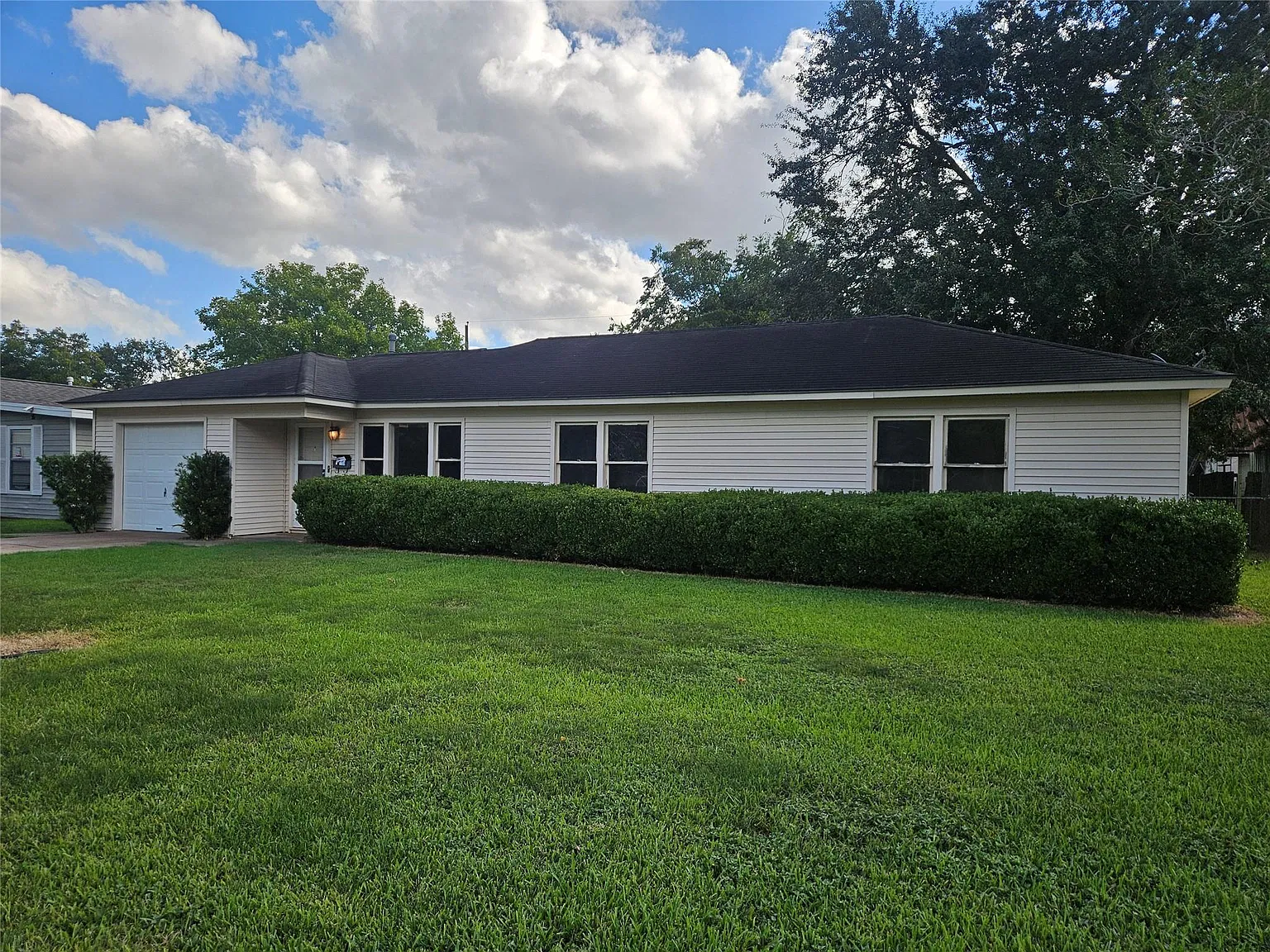 3 bed, 1.0 bath, 1176 sqft, $1,700 — Photo 1