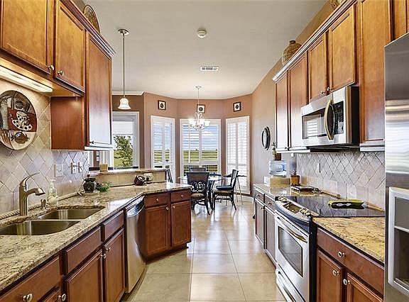 4th image of 784 Lakeshore Village Dr