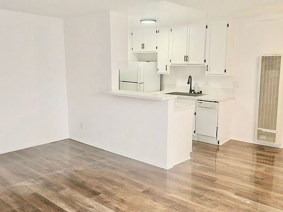 5th image of 1755 Granville Ave #5