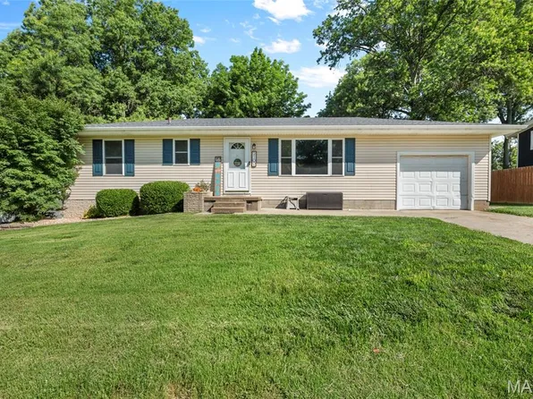 2109 Easy St, Highland, IL 62249
