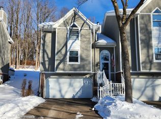 131 Edgewood Ct, Wayzata, MN 55391