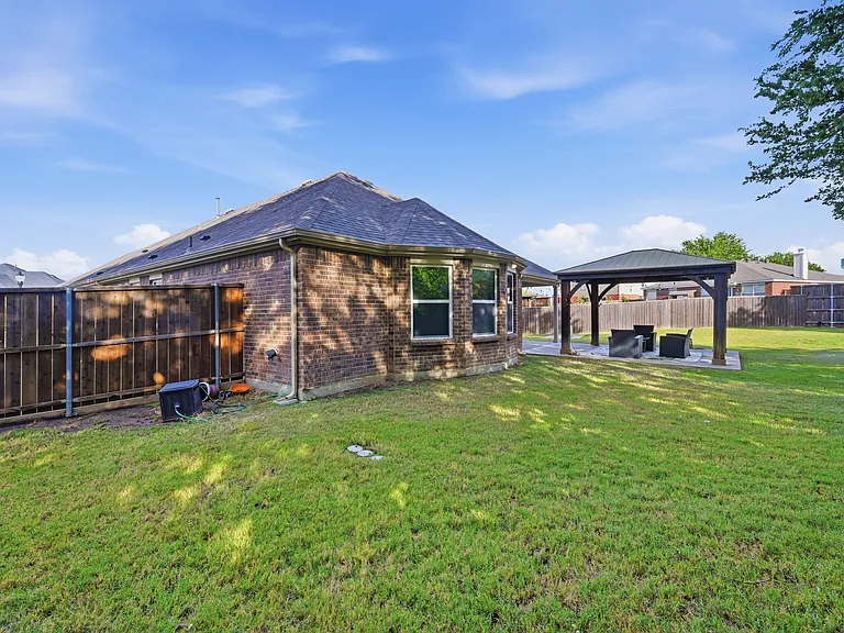 405 Windward Dr — Photo 32