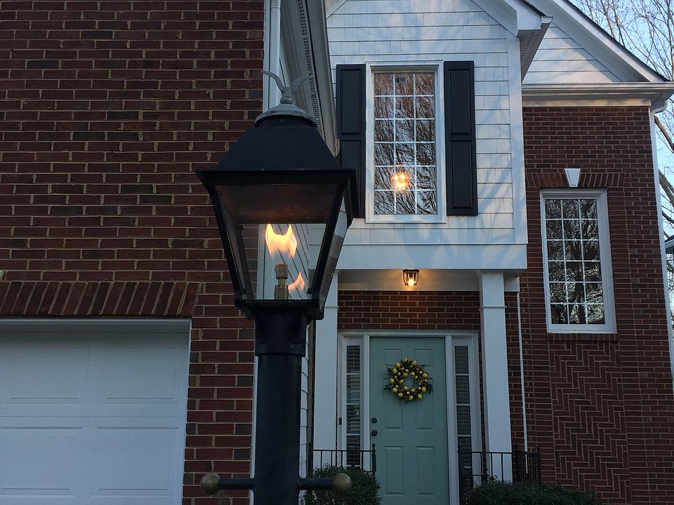 gas lamp post, charming!