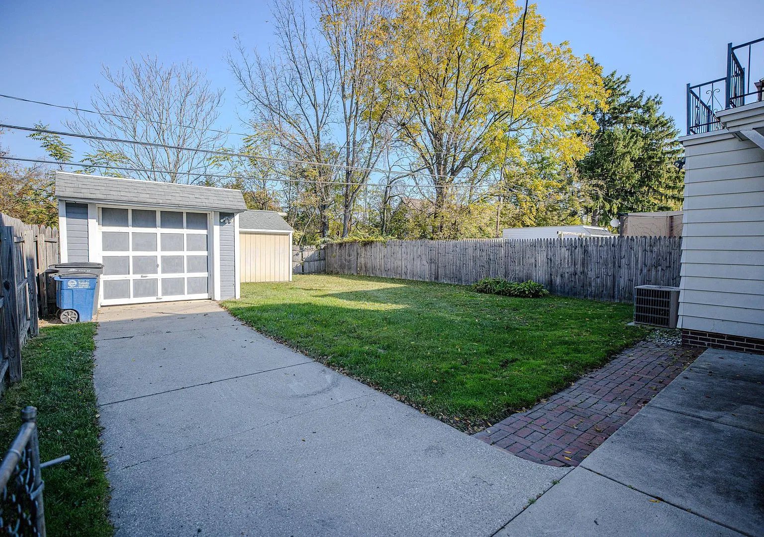 Gorgeous three bedroom home with A/C, garage, extra storage shed, fenced in back yard, basement — Photo 4