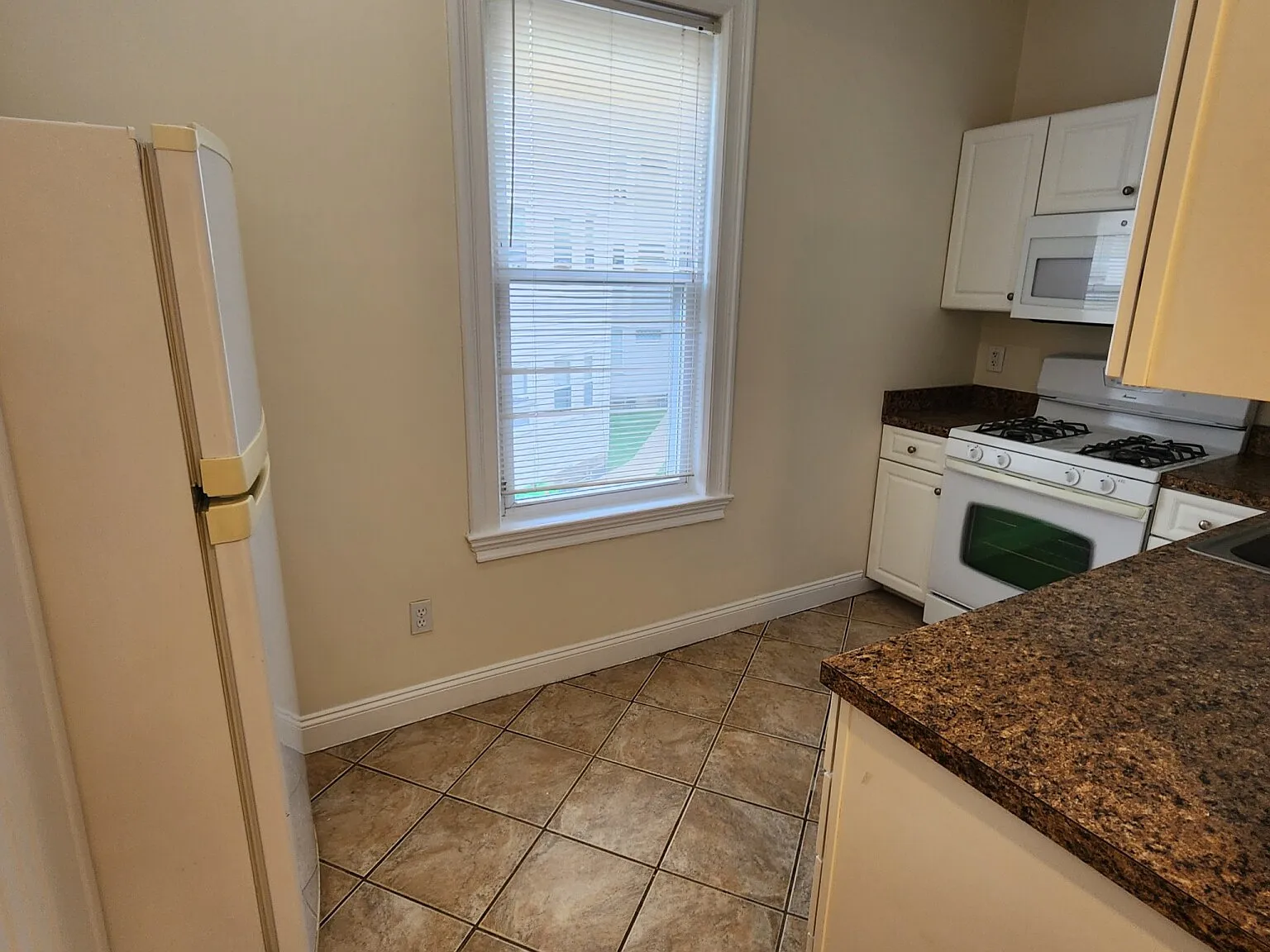 2 bed, 9999 sqft, $3,300 — Photo 3