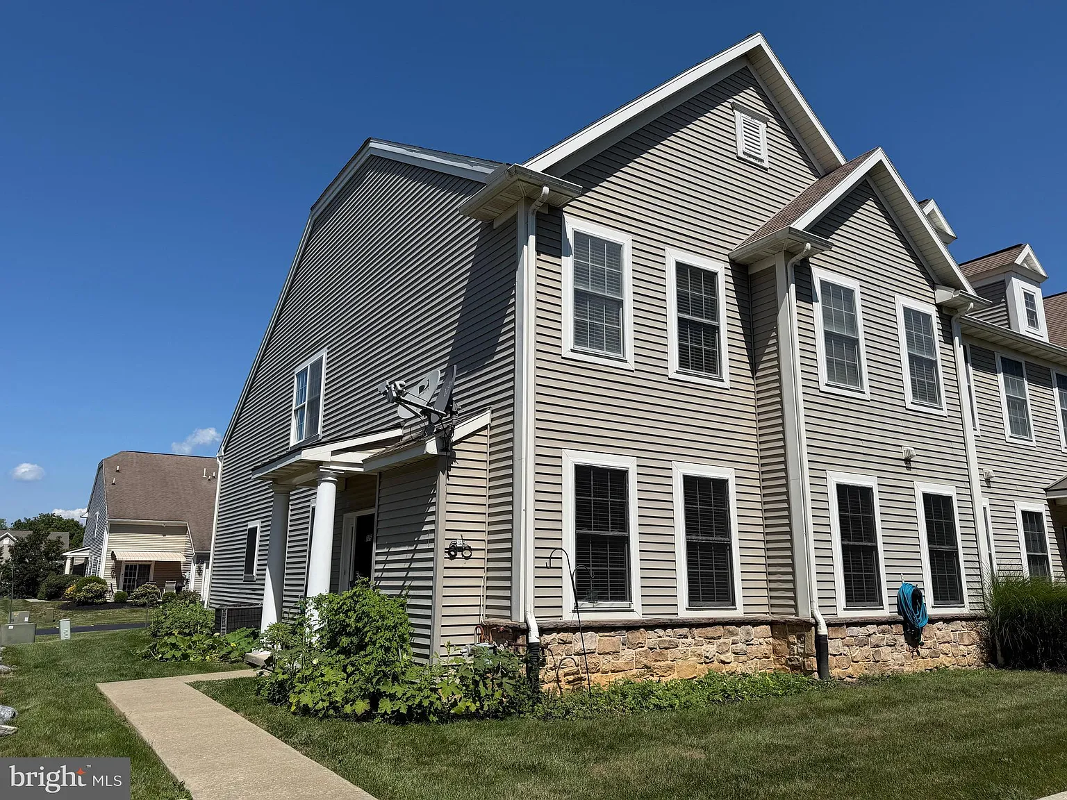 3 bed, 2.5 bath, 2528 sqft, $2,500 — Photo 2