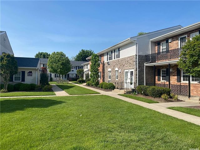 1st image of 208 Kensington Ln