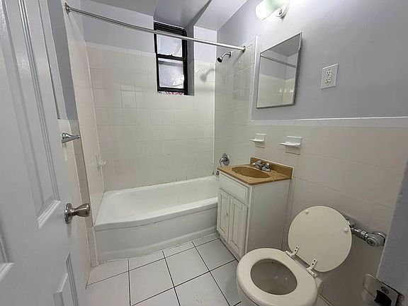 3rd image of 250 E 38th St Floor 1